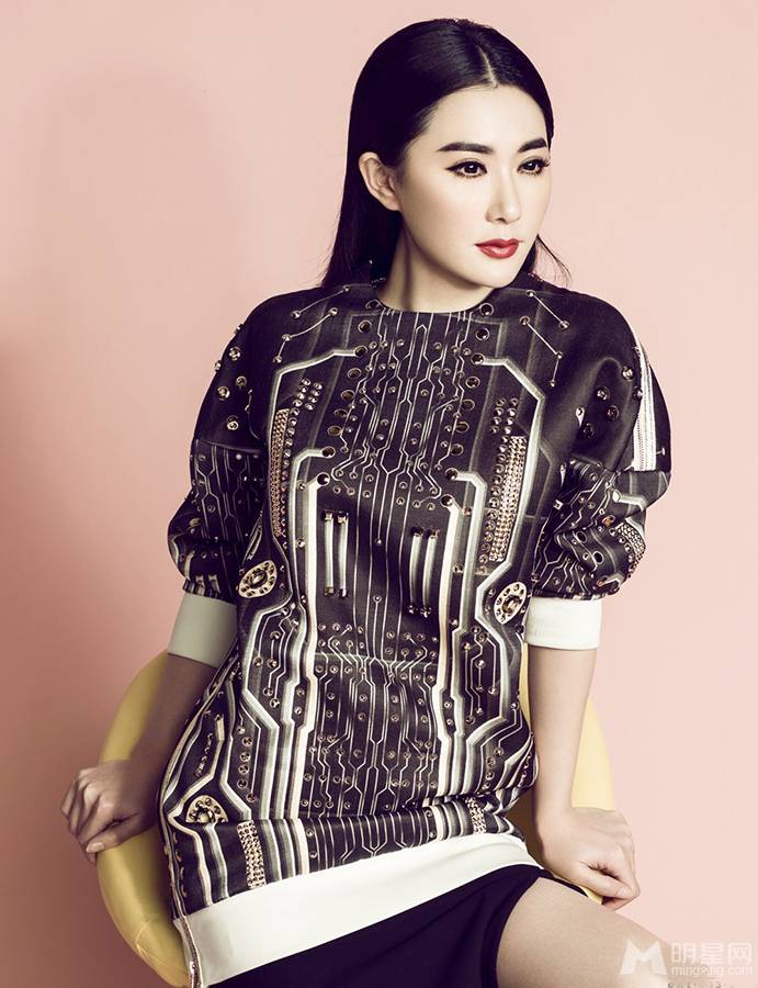 石天琦时尚复古妆容显大气精致