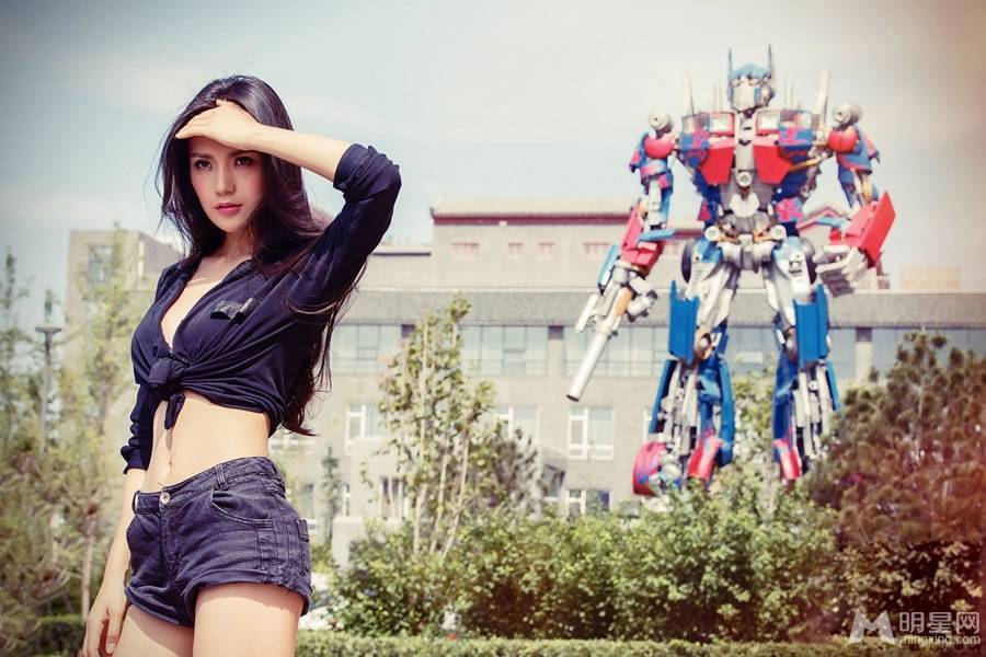 中国九头身美女赵茜街头写真