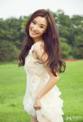 清纯可人的美妞冯婧甜美户外写真