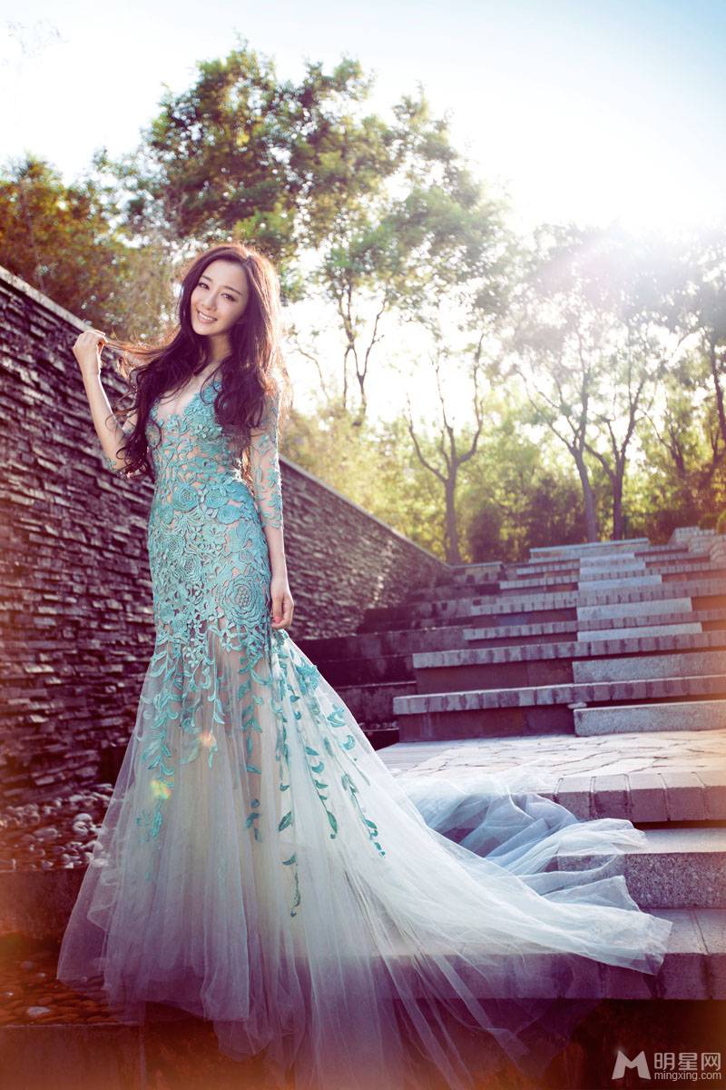 中国女演员李依晓尽显典雅气质