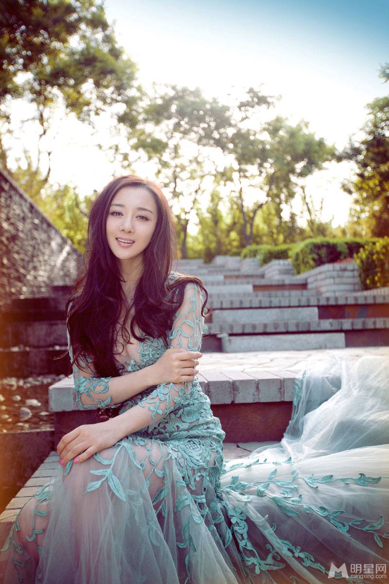 中国女演员李依晓尽显典雅气质