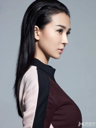 中国漂亮女演员姚星彤时尚OL写真