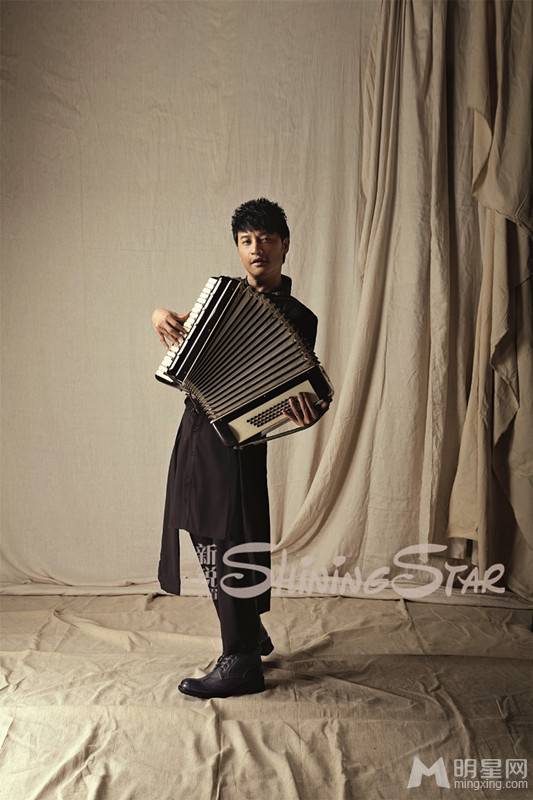 小虎队成员陈志朋复古写真照