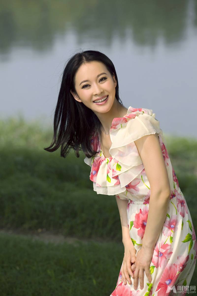 演员张大静尽显优雅气质写真照