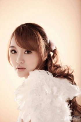 赵晨妍甜美写真造型吸引眼球