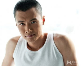 于滨穿男款白色背心展型男魅力