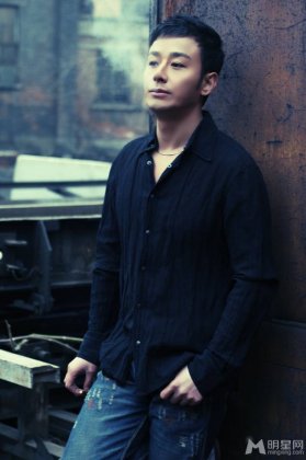 演员刘牧尽显成熟魅力男人写真大片