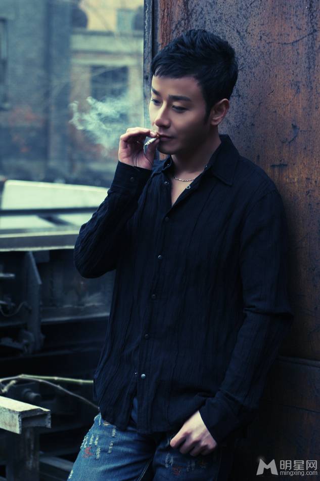 演员刘牧尽显成熟魅力男人写真大片