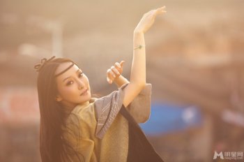 萨顶顶春日异域唯美写真