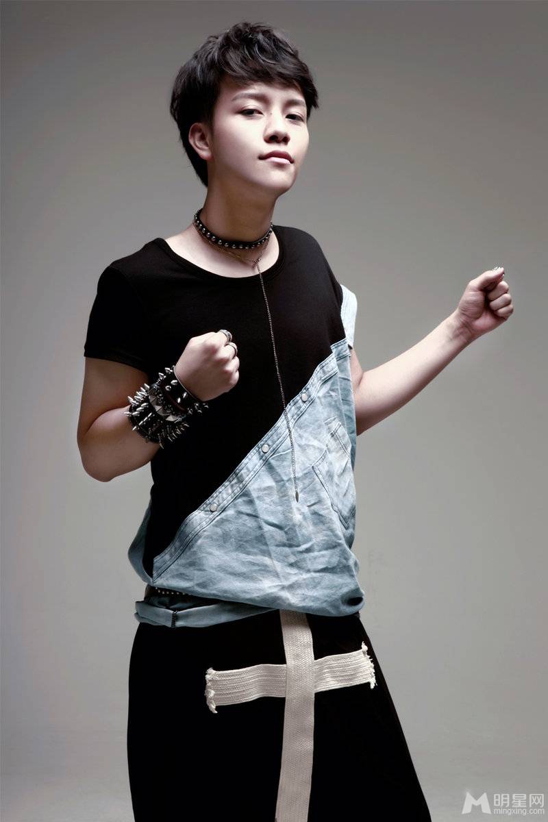 中国90后歌手郑国锋朋克风帅气十足