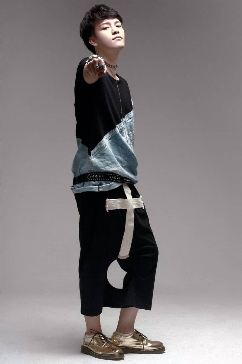 中国90后歌手郑国锋朋克风帅气十足