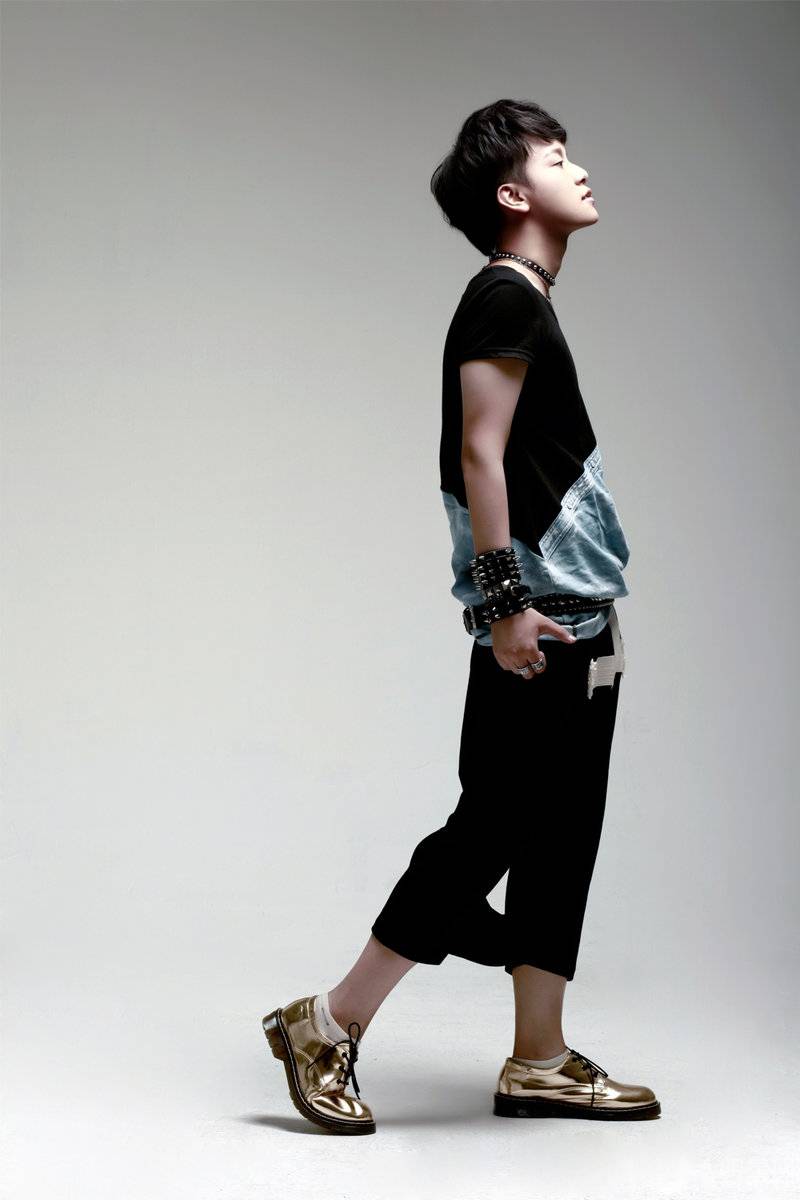 中国90后歌手郑国锋朋克风帅气十足