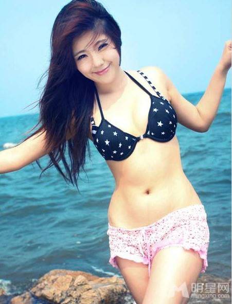 人气明星赵奕欢泳装写真