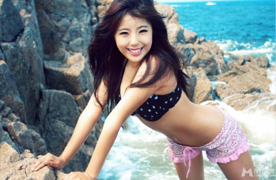 人气明星赵奕欢泳装写真