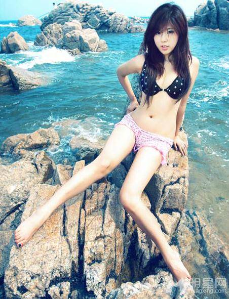 人气明星赵奕欢泳装写真