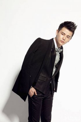 孙坚着西服尽显时尚型男图片