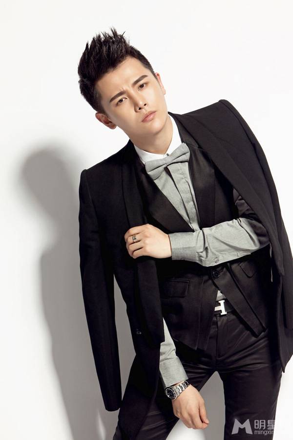 孙坚着西服尽显时尚型男图片