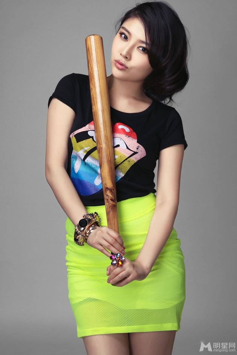 最美棒球女神徐冬冬潮范十足