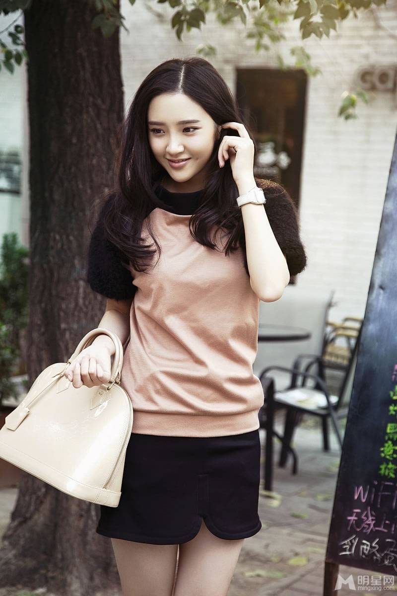 演员唐艺昕时尚街拍写真