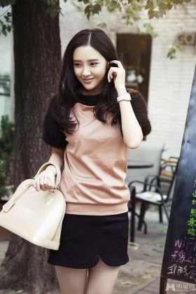 演员唐艺昕时尚街拍写真