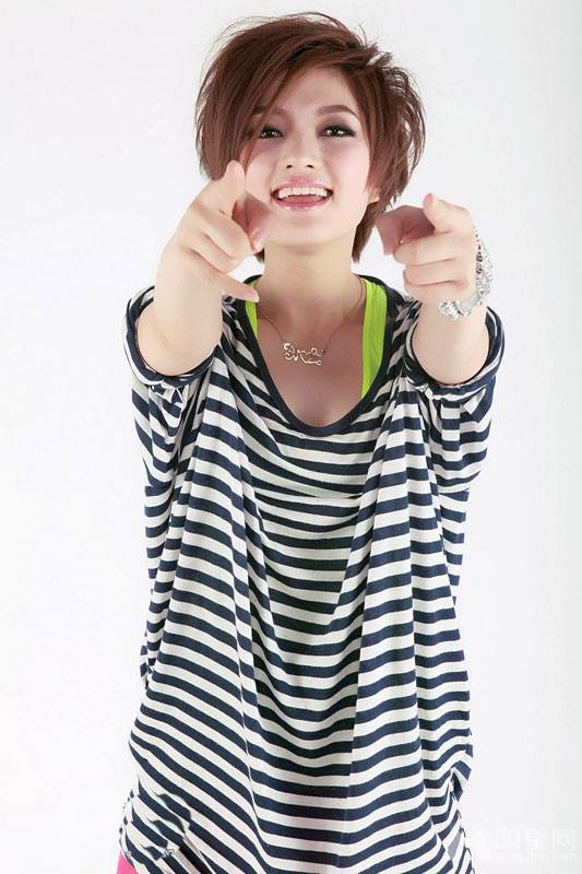 中国好声音丁丁可爱俏皮写真照