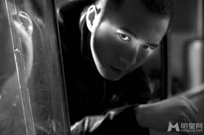 内地电视剧男演员杨奇鸣冷酷黑白写真