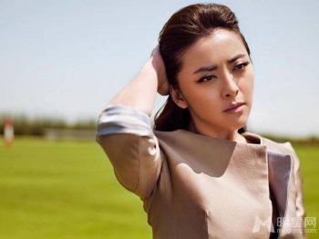 演员黄小蕾展非凡气质时尚写真