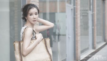 中国女演员孙菲菲秋日时尚街拍