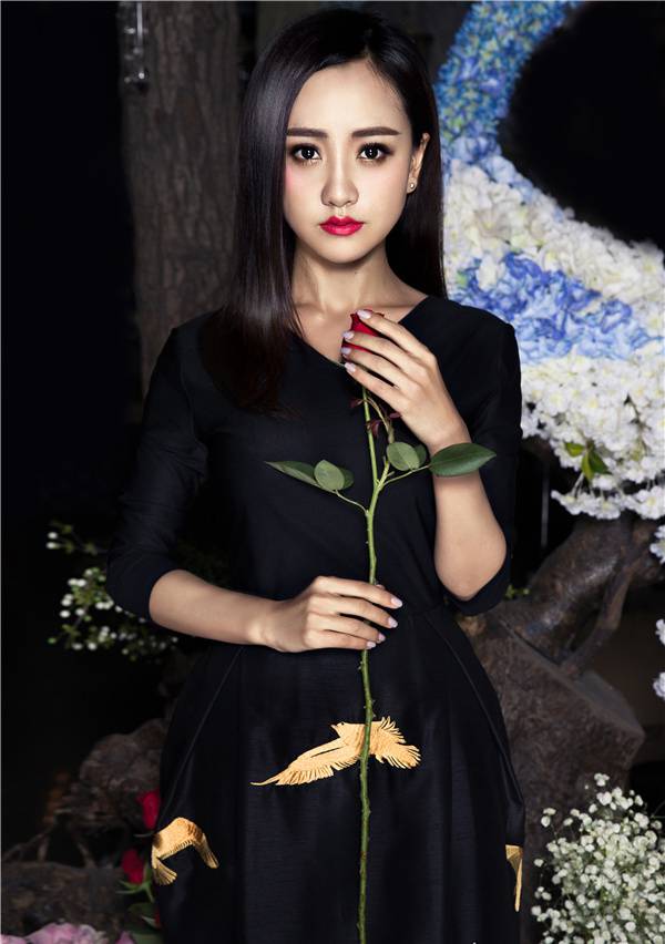 笑傲江湖杨蓉手拿玫瑰尽显优雅妩媚