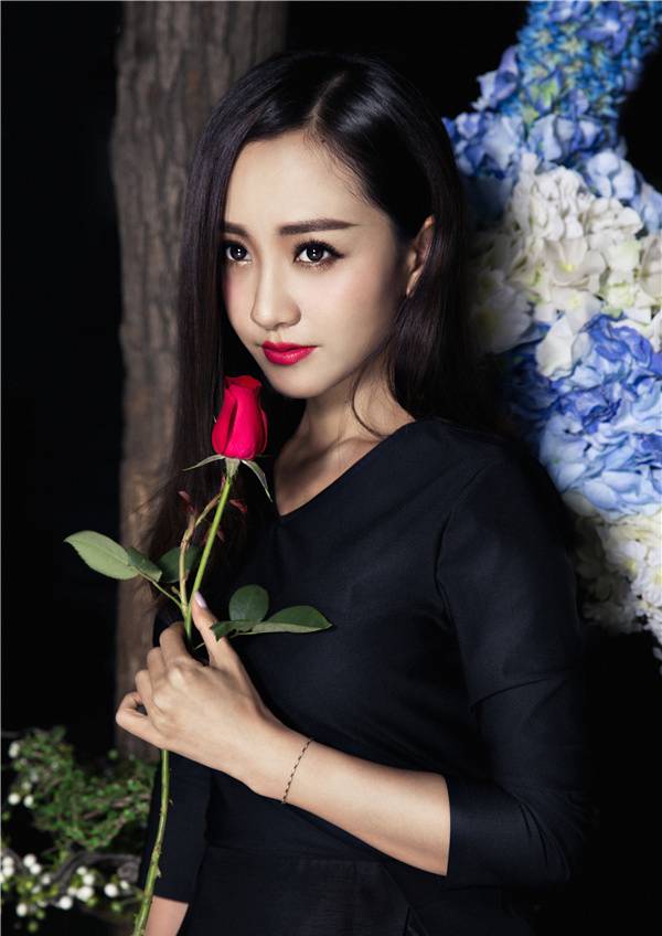 笑傲江湖杨蓉手拿玫瑰尽显优雅妩媚