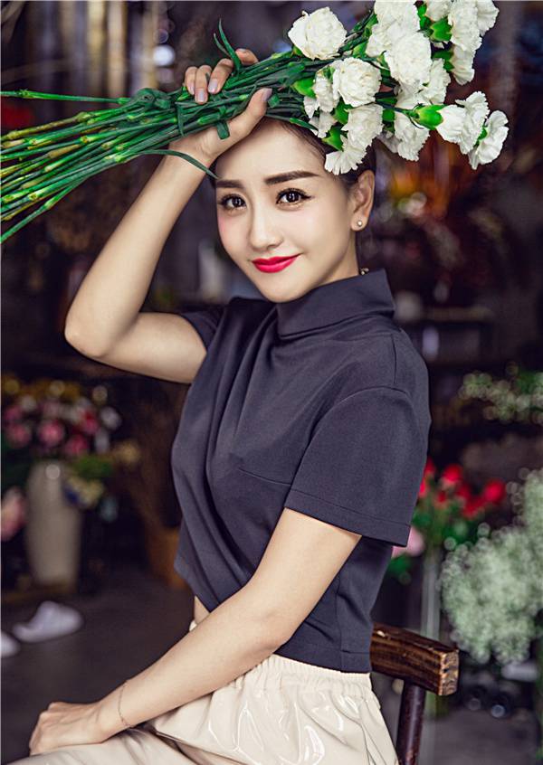 笑傲江湖杨蓉手拿玫瑰尽显优雅妩媚