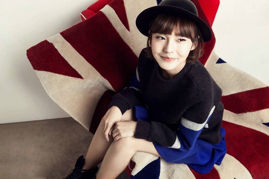 电视剧演员张佳宁时尚短发造型照