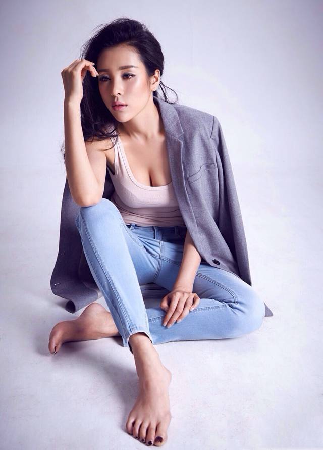 中国性感女演员胡梦媛大秀火辣身材