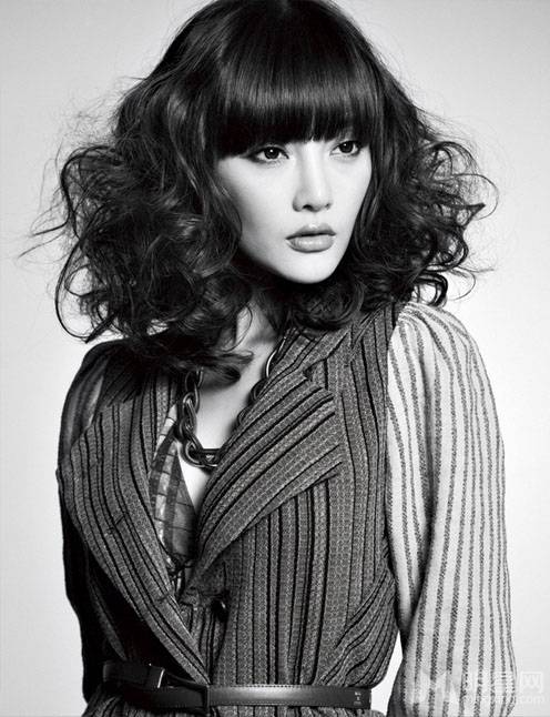 李小璐齐肩蓬松卷发尽显轻熟女风范