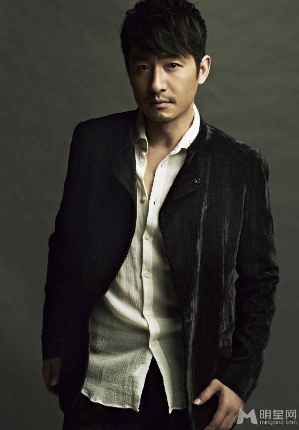 电影演员郭晓冬彰显熟男魅力写真照