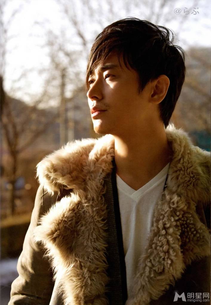 韩国人气男演员朱智勋帅气写真画报