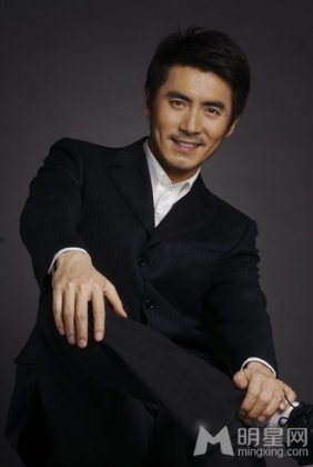 黄子腾诠释成熟魅力男人形象写真照