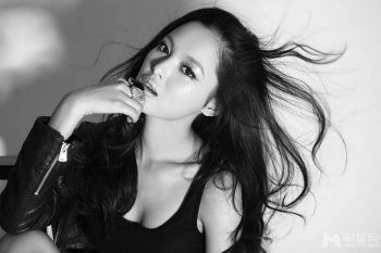 辛芷蕾化身性感野性女人黑白写真