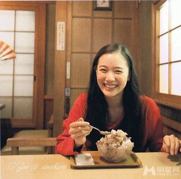 日本人气女演员苍井优变身幸福的吃货