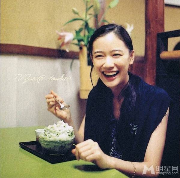 日本人气女演员苍井优变身幸福的吃货