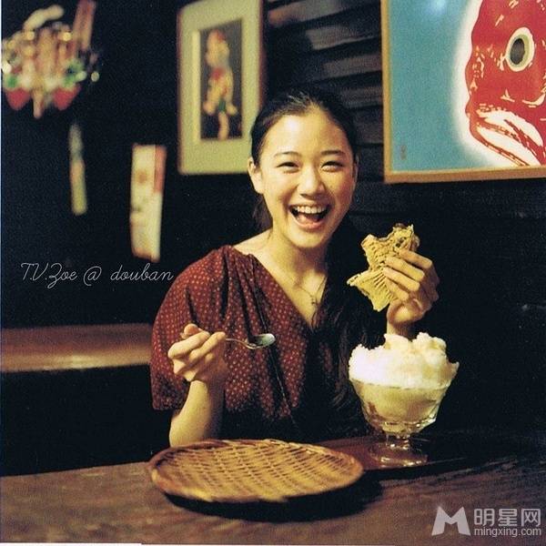 日本人气女演员苍井优变身幸福的吃货