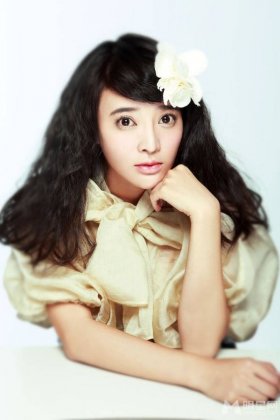 内地女演员张璇时尚造型迷人写真