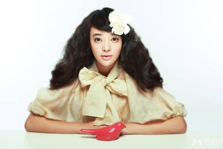 内地女演员张璇时尚造型迷人写真