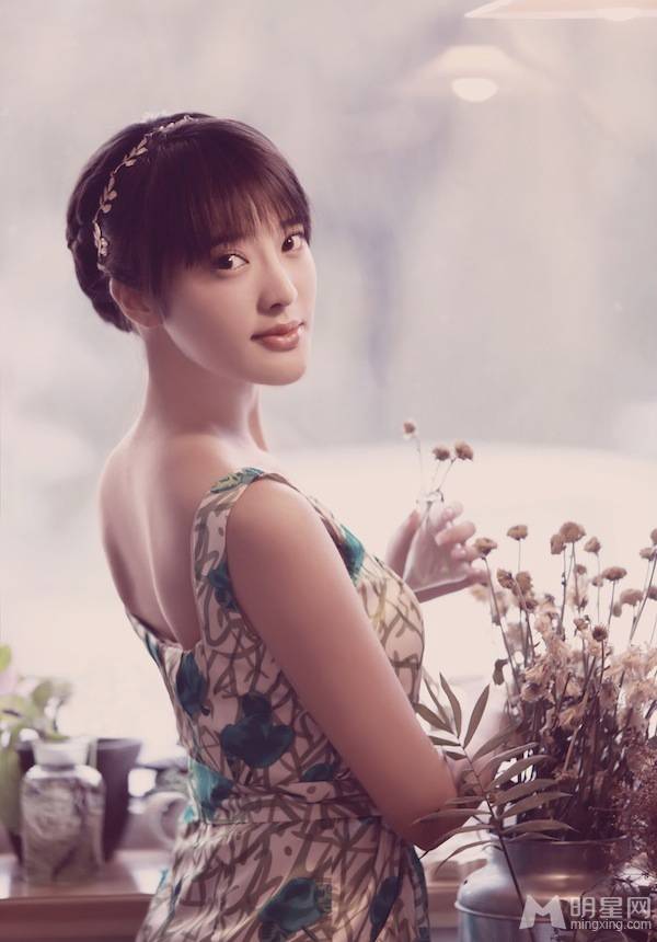 女演员张璇文艺范儿十足写真
