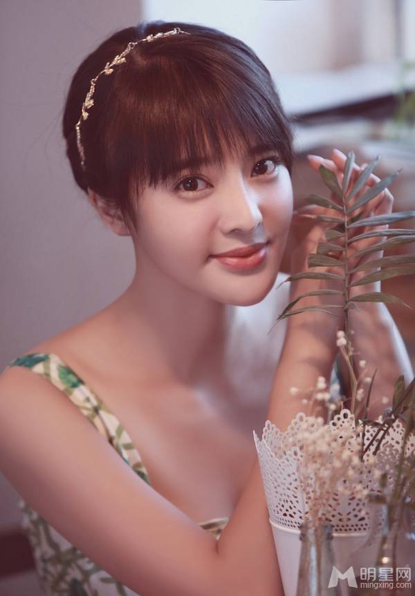 女演员张璇文艺范儿十足写真