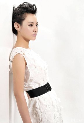 内地女演员杨雪尽显优雅端庄气质