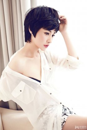 杨雪短发造型散发轻熟女气质