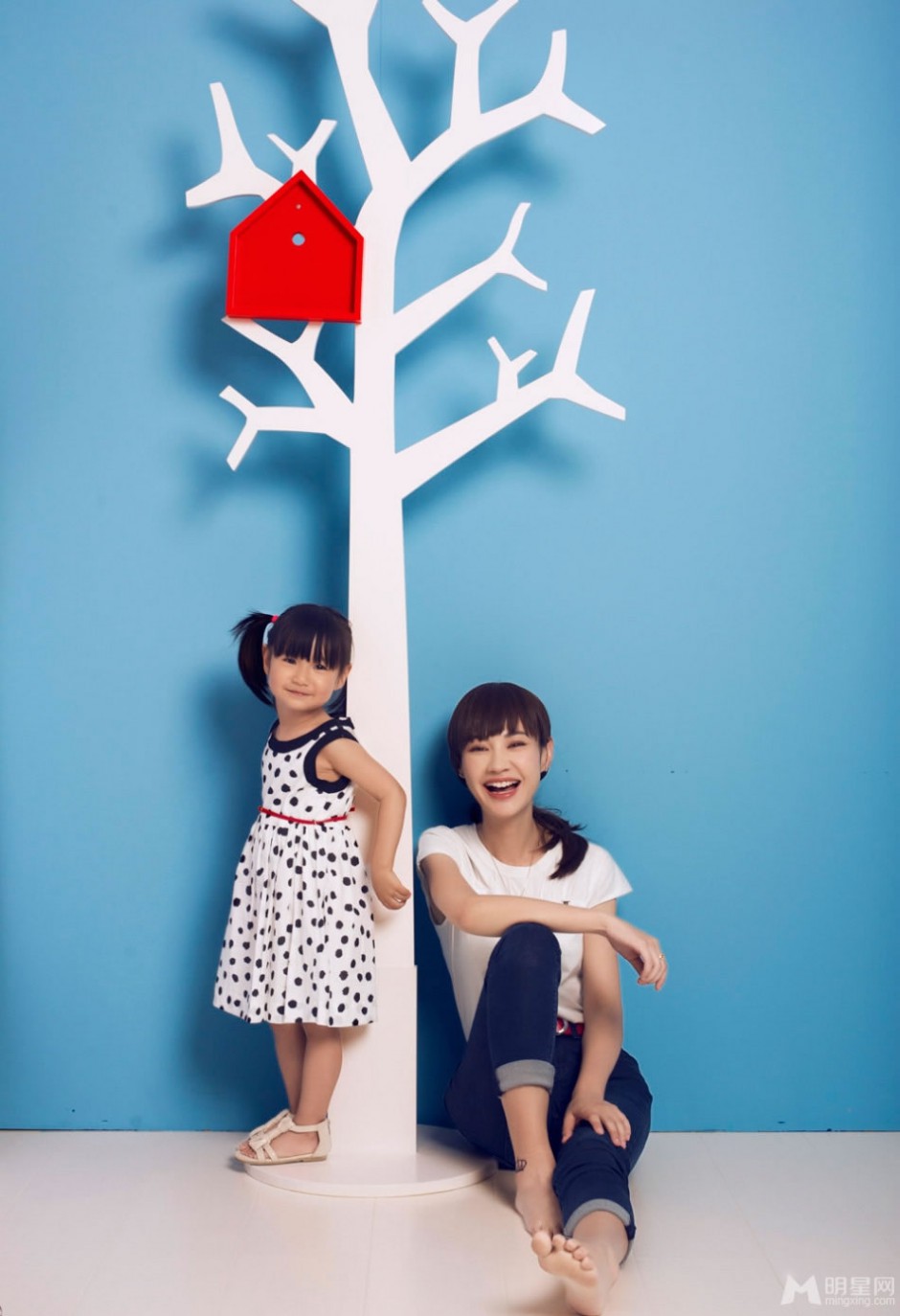 辣妈杨雪携爱女拍亲子照片