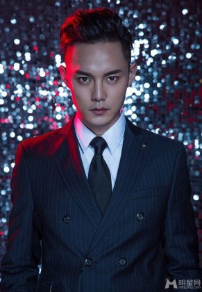 内地男演员尹正西装笔挺帅气写真