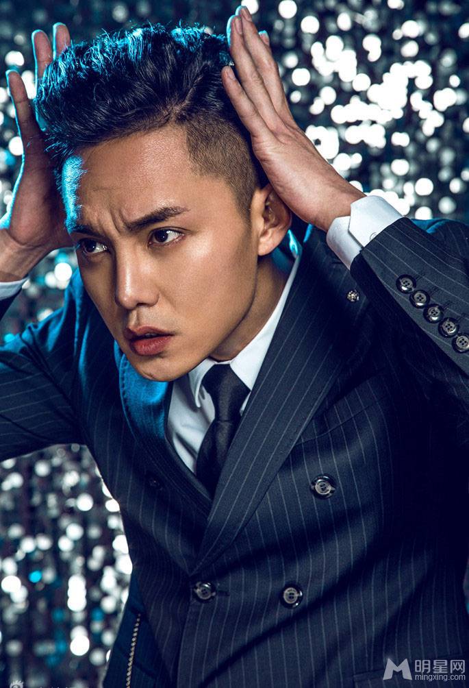 内地男演员尹正西装笔挺帅气写真